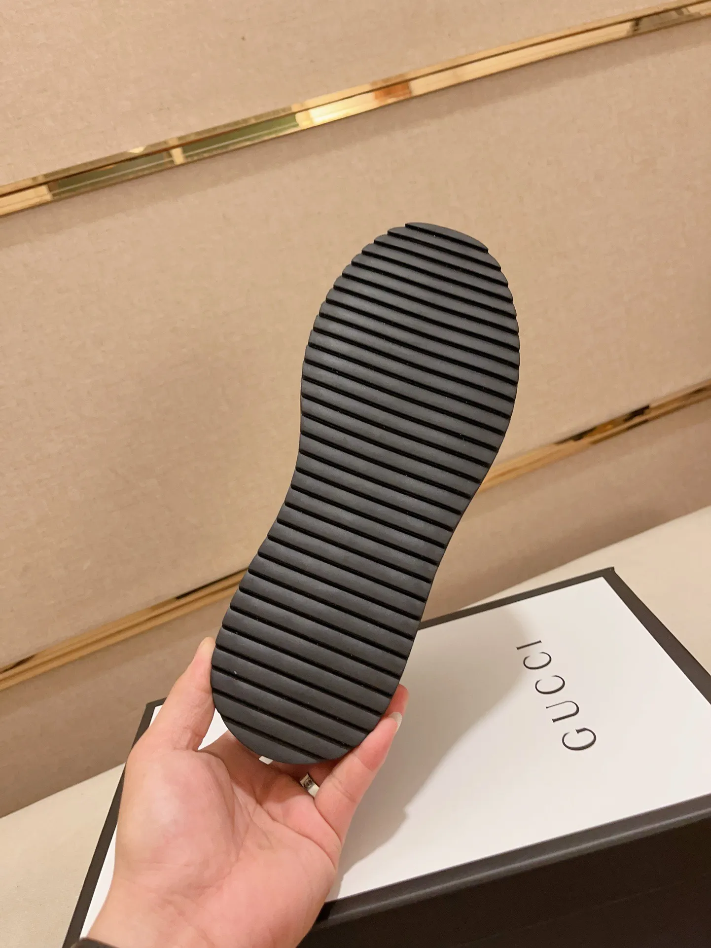 Men's shoes💰 420💰【gucci】Gucci men's latest series of casual shoes! The official website is built 1:1. The upper is made of imported high-quality cowhide, and the lining is made of high-quality sheepskin, which is soft and comfortable. Picky selection of materials and exquisite workmanship give you the best enjoyment. Number of yards: 38-44 yards. (Can be customized for 45 non-refundable)